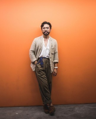Как носить бежевый пиджак с коричневыми брюками чинос