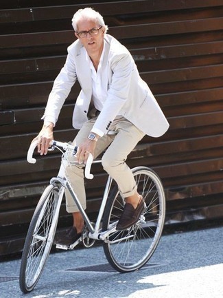 Как носить бежевый пиджак с коричневыми кожаными лоферами мужчине