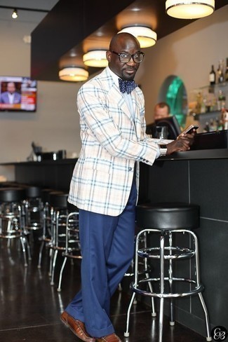 Как носить бежевый пиджак с коричневыми кожаными лоферами мужчине