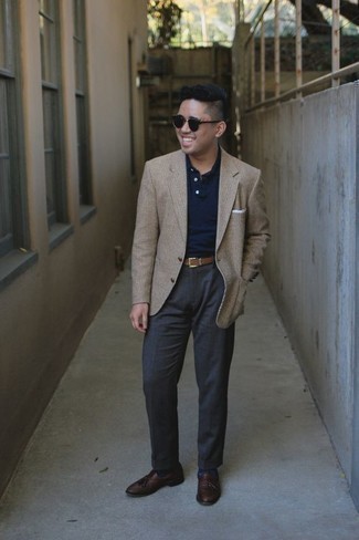 Как носить бежевый пиджак с коричневыми кожаными лоферами мужчине