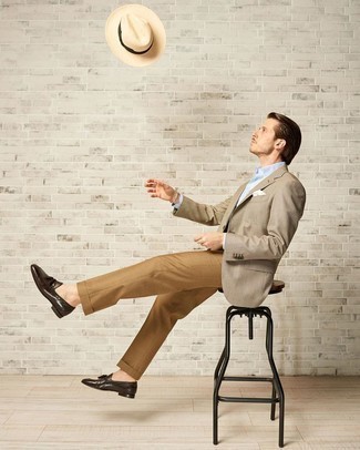 Как носить бежевый пиджак с коричневыми кожаными лоферами мужчине