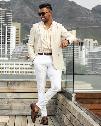 Как носить бежевый пиджак с коричневыми кожаными лоферами мужчине