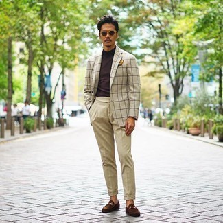 Как носить бежевый пиджак с коричневыми замшевыми лоферами мужчине