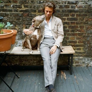 Как носить бежевый пиджак с коричневыми замшевыми лоферами мужчине