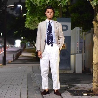 Как носить бежевый пиджак с коричневыми замшевыми лоферами мужчине