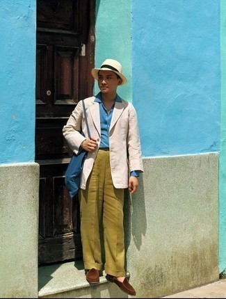 Как носить бежевый пиджак с коричневыми замшевыми лоферами мужчине