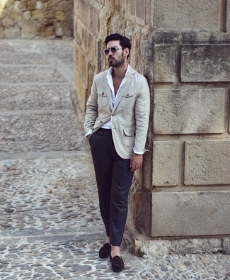 Как носить бежевый пиджак с коричневыми замшевыми лоферами мужчине