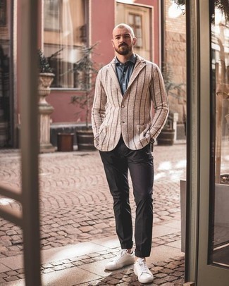 Как носить бежевый пиджак с темно-серыми брюками чинос