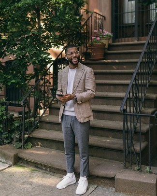 Как носить бежевый пиджак с темно-серыми брюками чинос