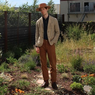 Какие ботинки челси носить с бежевым пиджаком мужчине