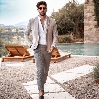 Какие брюки чинос носить с бежевым пиджаком