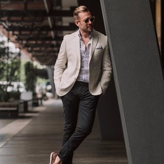 Какие брюки чинос носить с бежевым пиджаком