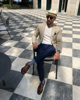 Какие свитера с круглым вырезом носить с бежевым пиджаком мужчине