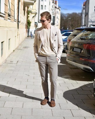 Какие свитера с круглым вырезом носить с бежевым пиджаком мужчине