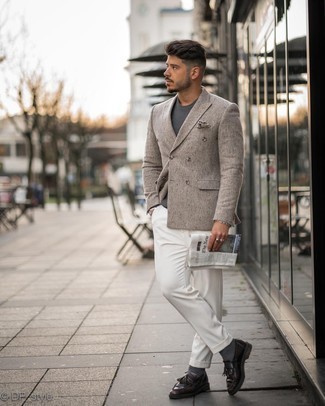 Какие свитера с круглым вырезом носить с бежевым пиджаком мужчине