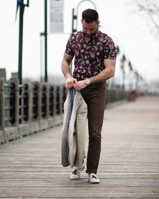 Как носить бежевый пиджак с темно-коричневыми брюками чинос