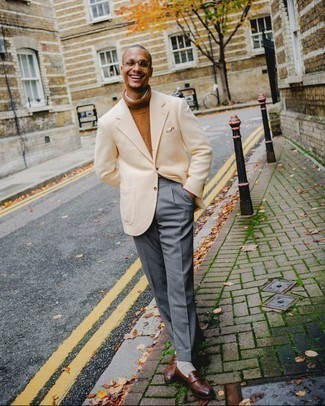 Как носить бежевый пиджак с темно-коричневыми кожаными лоферами мужчине