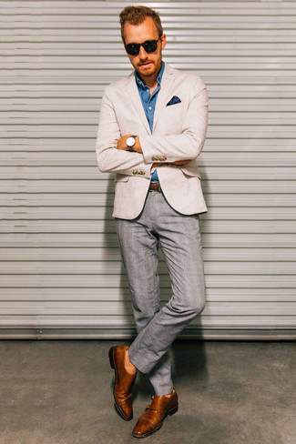 Как носить бежевый пиджак с темно-коричневыми кожаными монками