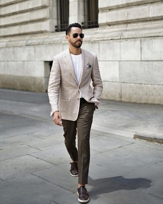 Как носить бежевый пиджак с темно-коричневыми кожаными монками