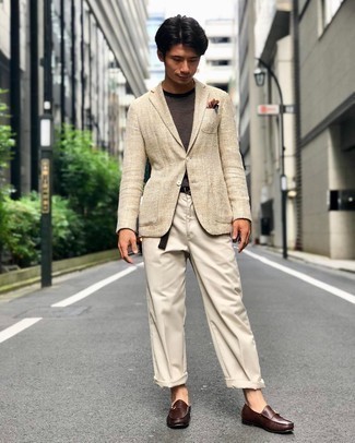 Как носить бежевый пиджак с темно-коричневыми кожаными монками