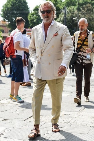 Как носить бежевый пиджак с темно-коричневыми кожаными сандалиями мужчине