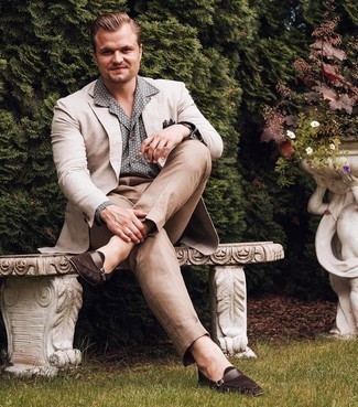 Как носить бежевый пиджак с темно-коричневыми замшевыми лоферами мужчине