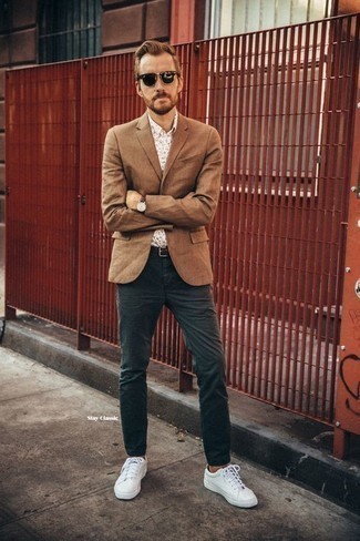 Как носить бежевый пиджак с темно-зелеными брюками чинос