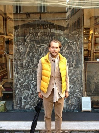 Какие куртки без рукавов носить с бежевым пиджаком мужчине