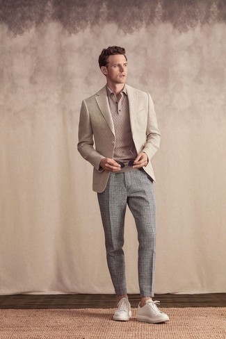 Как носить бежевый пиджак с серыми брюками чинос в клетку