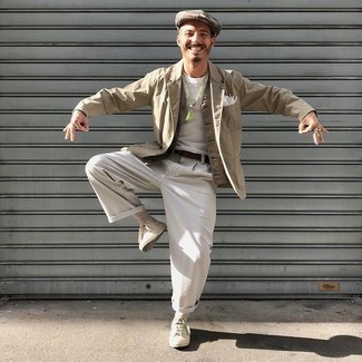 Как носить бежевый пиджак с серыми брюками чинос