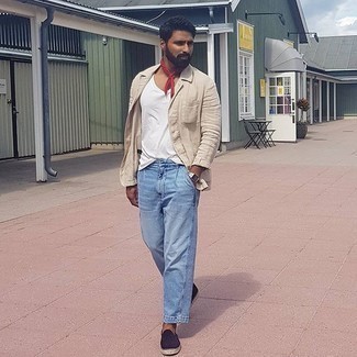 Как носить бежевый пиджак с голубыми джинсами мужчине