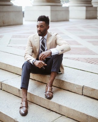 Какие монки носить с бежевым пиджаком