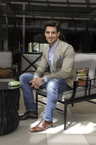 Как носить бежевый пиджак с темно-синими рваными джинсами мужчине