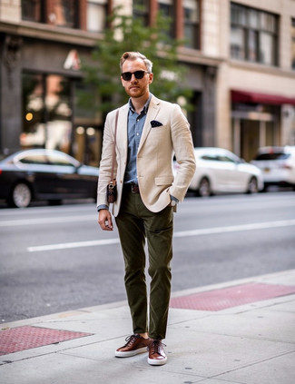 Как носить бежевый пиджак с оливковыми джинсами мужчине