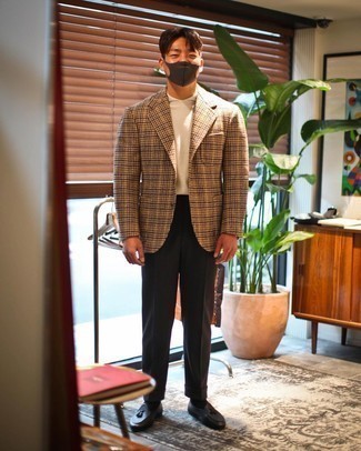 Какие футболки-поло носить с бежевым пиджаком мужчине