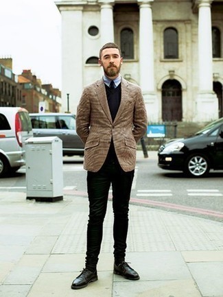 Какие трикотажные жилеты носить с бежевым пиджаком мужчине