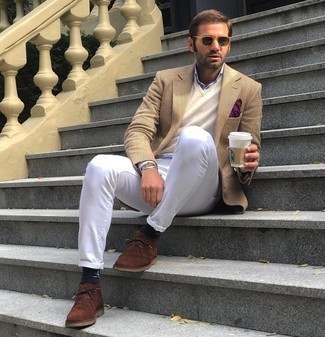 Какие трикотажные жилеты носить с бежевым пиджаком мужчине