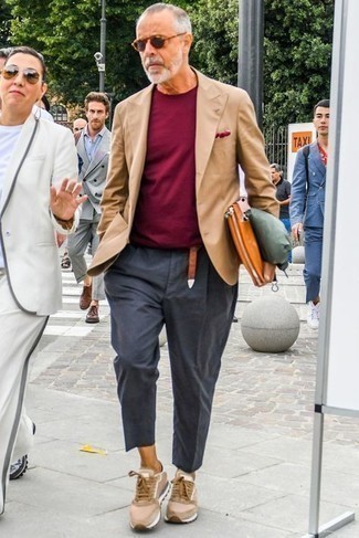 Как носить бежевый пиджак с светло-коричневыми кроссовками мужчине