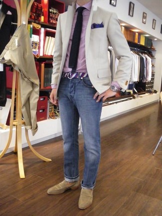 Как носить бежевый пиджак с светло-коричневыми замшевыми лоферами мужчине