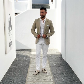 Как носить бежевый пиджак с светло-коричневыми замшевыми лоферами мужчине