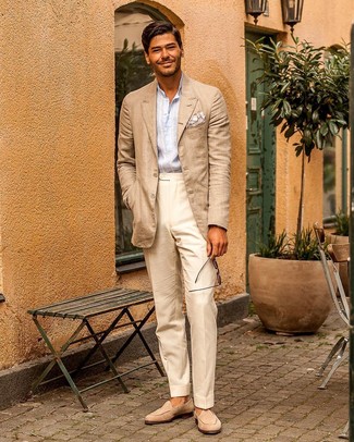 Как носить бежевый пиджак с светло-коричневыми замшевыми лоферами мужчине