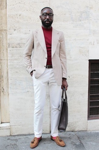 Как носить бежевый пиджак с светло-коричневыми замшевыми лоферами мужчине