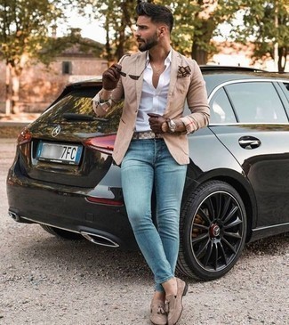 Как носить бежевый пиджак с светло-коричневыми замшевыми лоферами мужчине