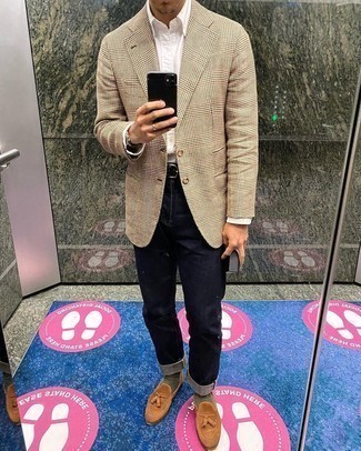 Как носить бежевый пиджак с светло-коричневыми замшевыми лоферами мужчине