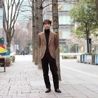 Какие водолазки носить с бежевым пиджаком мужчине