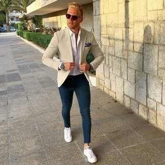 Как носить бежевый пиджак с белыми кожаными низкими кедами мужчине