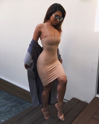 С чем носить бежевое облегающее платье