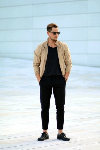 Как носить бежевый бомбер с черными брюками чинос