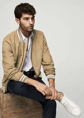 Как носить бежевый бомбер с черными брюками чинос