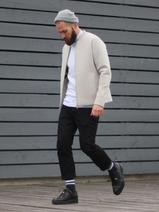 Как носить бежевый бомбер с черными брюками чинос